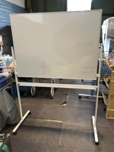 ⭐︎中古品　脚付きホワイトボード　1310×560×1800mm  事務機⭐︎