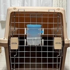 ペット(猫、犬用)スーツケース・航空輸送ボックス　水飲み器付き