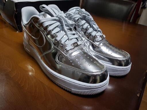 新品未使用 NIKE スニーカー  銀色