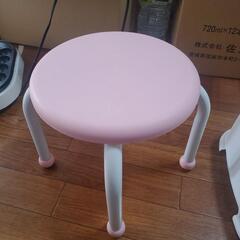 ピンクの台？椅子？