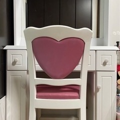 白のドレッサー　ピンクの椅子付き