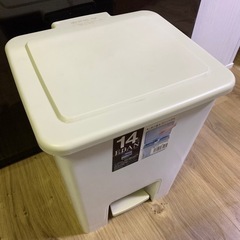 ゴミ箱 14L べダル式ゴミ箱