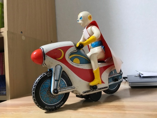 月光仮面ブリキ、オートバイに颯爽と乗ってマントを翻す勇姿とその大きさは圧感！