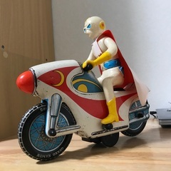 月光仮面ブリキ、オートバイに颯爽と乗ってマントを翻す勇姿とその大...