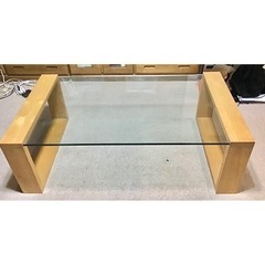 ガラスのテーブル(木製フレーム)