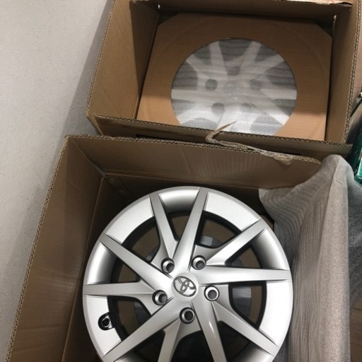 プリウスαホイールを塗装業者に依頼し塗ってもらいましたので美品です