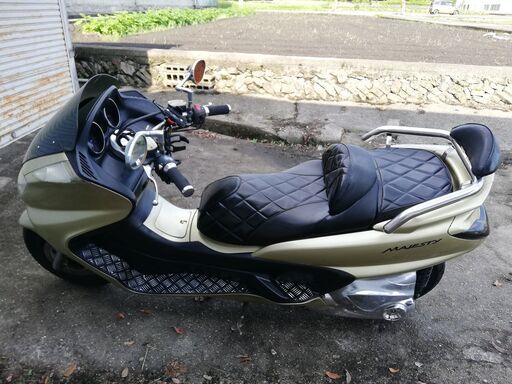 ヤマハのグランドマジェスティ250。エンジンセル始動出来ます。金色のバイクに乗って金運を上げよう。