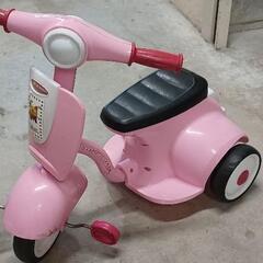 女の子用のスクーター形三輪車