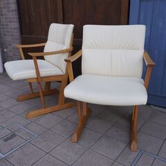 IDC 大塚家具にて取り扱われていた HIDA(飛騨産業) KAYA ダイニングチェア 2脚セットです。 ホワイトクッションとレッドオーク材が組み合わさった、シンプルながら上品な印象のアームチェア♪CD416