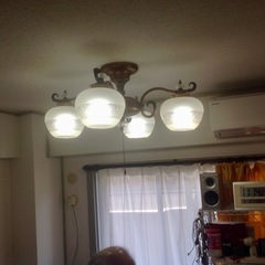 昭和レトロを感じさせるシャンデリア