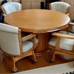 【ネット決済】木製丸テーブルとキャスター付き肘掛け椅子セット