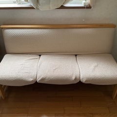 三人掛けソファー　木製枠、布クッション、ベージュ