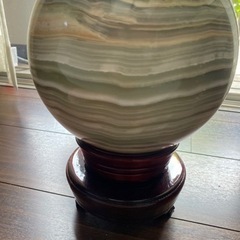 くるくる回る丸い石