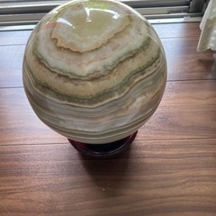 くるくる回る丸い石