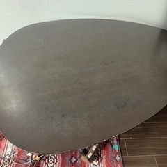 タマゴの様な形の机