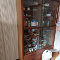 レトロ食器棚と食器類