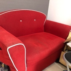 赤い2人がけのソファー収納スペース有り