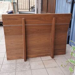 MASTERWAL(マスターウォール)のウォールナット材を使用したKP BED(ケーピーベッド)シングルです。緩やかに傾斜した広いヘッドボードが魅力のベッドフレームは寝室を上質なやすらぎ空間に。CE104