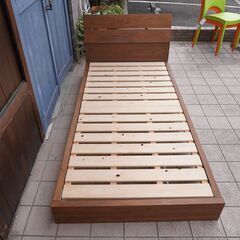 MASTERWAL(マスターウォール)のウォールナット材を使用したKP BED(ケーピーベッド)シングルです。緩やかに傾斜した広いヘッドボードが魅力のベッドフレームは寝室を上質なやすらぎ空間に。CE104