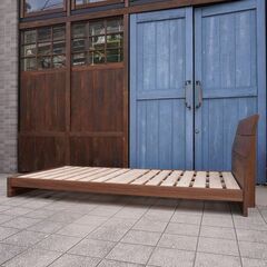 MASTERWAL(マスターウォール)のウォールナット材を使用したKP BED(ケーピーベッド)シングルです。緩やかに傾斜した広いヘッドボードが魅力のベッドフレームは寝室を上質なやすらぎ空間に。CE104