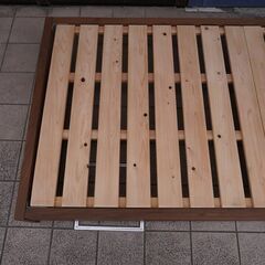 MASTERWAL(マスターウォール)のウォールナット材を使用したKP BED(ケーピーベッド)シングルです。緩やかに傾斜した広いヘッドボードが魅力のベッドフレームは寝室を上質なやすらぎ空間に。CE104