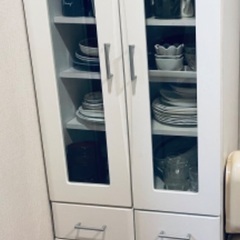 白いシンプルな食器棚