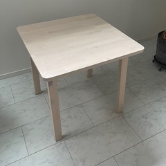 IKEA 白いテーブル