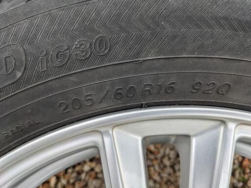 スタッドレスタイヤ　205/60R16  プリウスアルファ