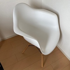 真っ白な椅子です。