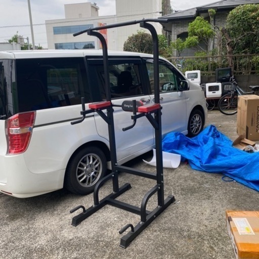 未使用　組み立て済み　BangTong\u0026Li ぶら下がり健康器 マルチジム 懸垂マシン 耐荷重150kg 懸垂 器具 筋肉トレーニング 背筋 腹筋 大胸筋 懸垂バー (ブラック+レッド 背面クッションあり)