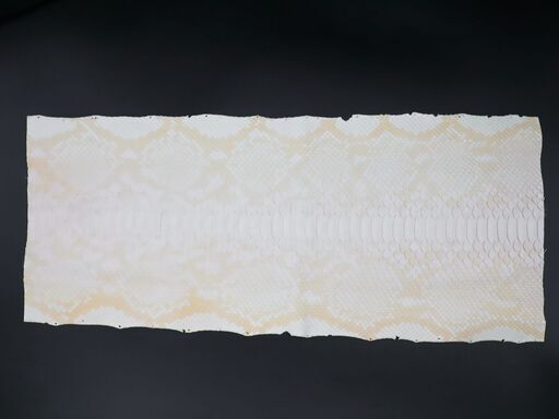 ヘビ革 本革 腹革 ダイアモンドパイソン A4×2サイズ保証 ホワイト