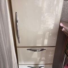 冷蔵庫　食器棚　テレビ台　ダイニングテーブル