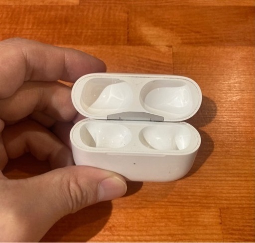 Airpods pro 右耳とケース、外箱と新品充電ケーブル