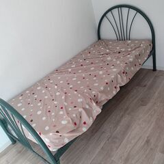 イタリア製のベッドフレームです