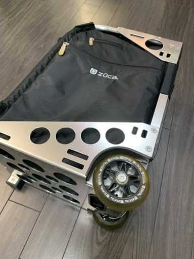 zuca ズーカのトラベルキャリーケース/シルバーブラック/レインカバー