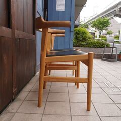 PPモブラー社のHans.J.Wegner(ハンス.J.ウェグナー)デザイン、PP58アームチェア2脚セットです。ウェグナーが座り心地を追及した椅子「PP58」ラスト ダイニングチェア。名作北欧家具CE114