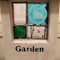 ミニステンドグラス窓の多肉鉢青い薔薇
