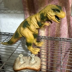 おもちゃ　リモコンで動く恐竜
