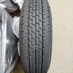 新車ハイエースから取外した純正タイヤとホイールです