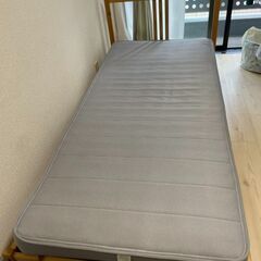 IKEA  無垢材ベッドフレーム（マットレス付き）