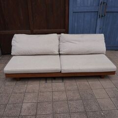 MASTERWAL(マスターウォール)のDANISH SOFA(デニッシュソファ)。無垢材の独特な風合いがリビングをシックに引き立てるワイドソファ！低い座面にゆったりとくつろげる３シーターです。CE130