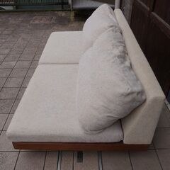 MASTERWAL(マスターウォール)のDANISH SOFA(デニッシュソファ)。無垢材の独特な風合いがリビングをシックに引き立てるワイドソファ！低い座面にゆったりとくつろげる３シーターです。CE130