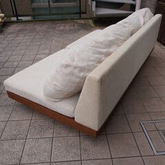 MASTERWAL(マスターウォール)のDANISH SOFA(デニッシュソファ)。無垢材の独特な風合いがリビングをシックに引き立てるワイドソファ！低い座面にゆったりとくつろげる３シーターです。CE130