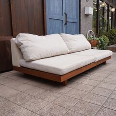 MASTERWAL(マスターウォール)のDANISH SOFA(デニッシュソファ)。無垢材の独特な風合いがリビングをシックに引き立てるワイドソファ！低い座面にゆったりとくつろげる３シーターです。CE130