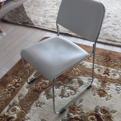 白い椅子２つ
