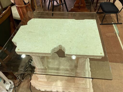 アパレル什器に大理石調ガラス天板テーブル