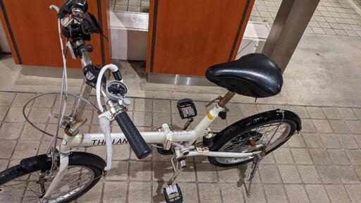 白の折りたたみ自転車
