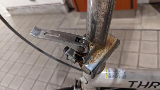 白の折りたたみ自転車