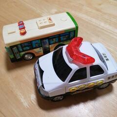 バスとパトカーのおもちゃ