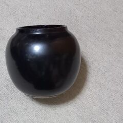 黒い丸い花瓶です